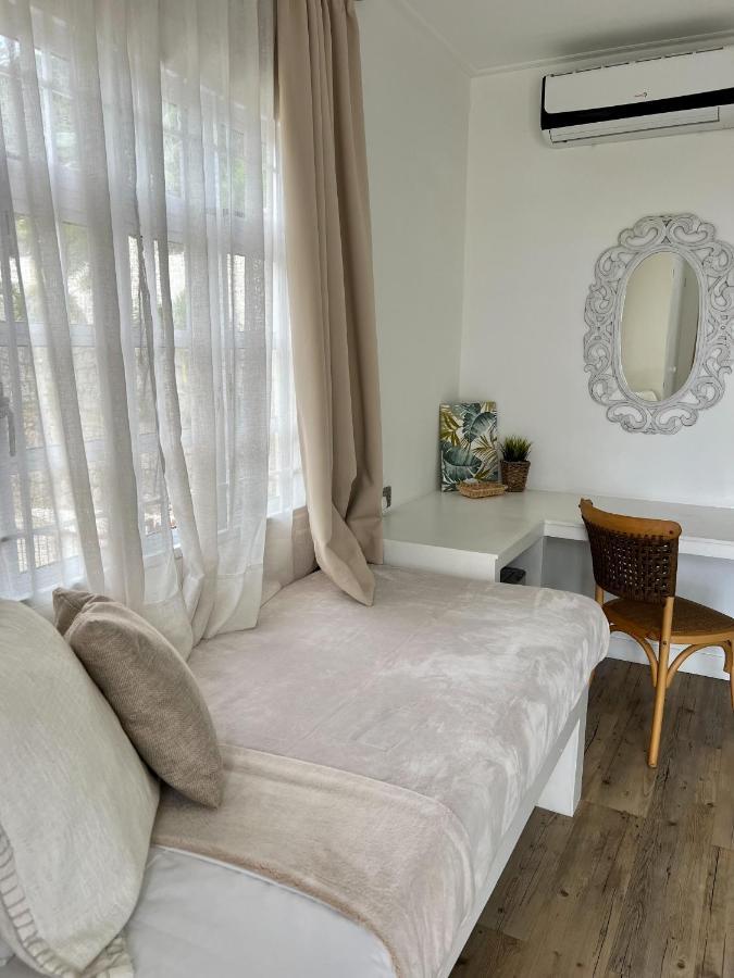 The Runway Lodge Pointe La Rue Bagian luar foto